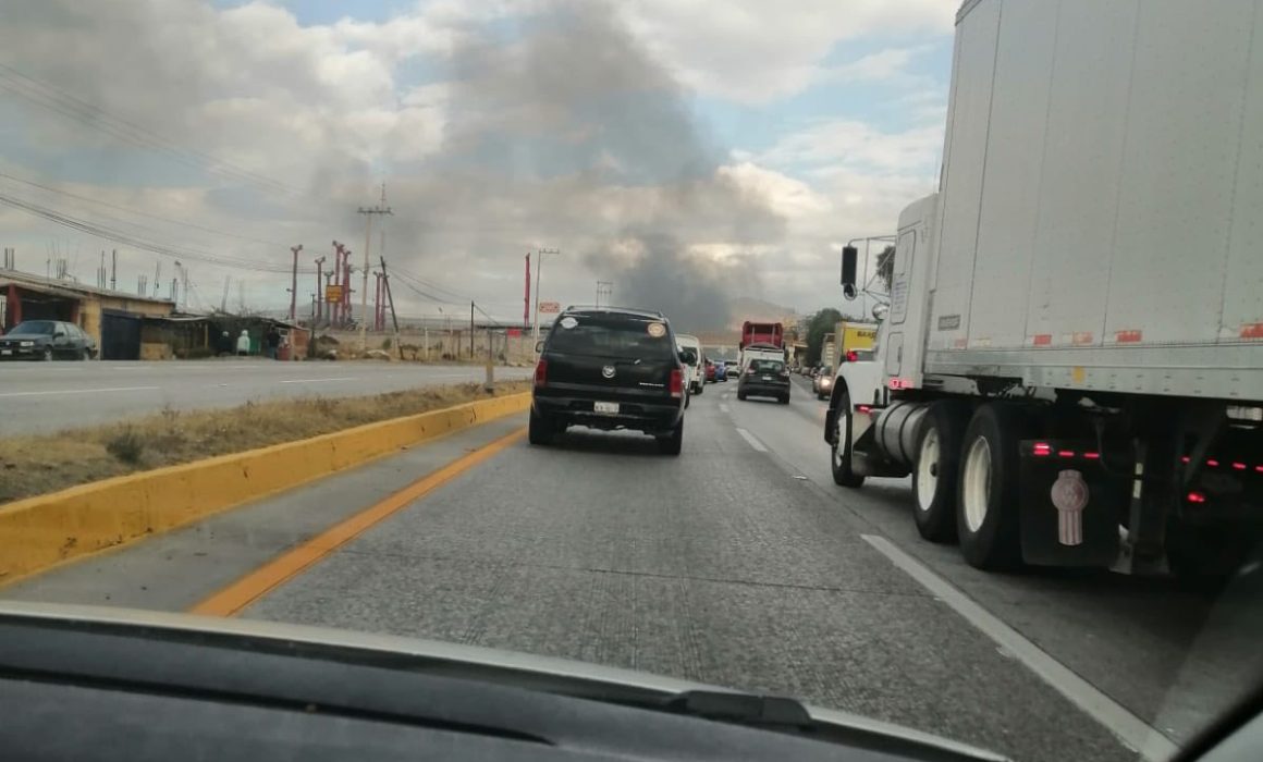 ¿Qué ocurrió en la Curva del Diablo? Tráiler con gallinas volcó y se incendió en un choque inesperado