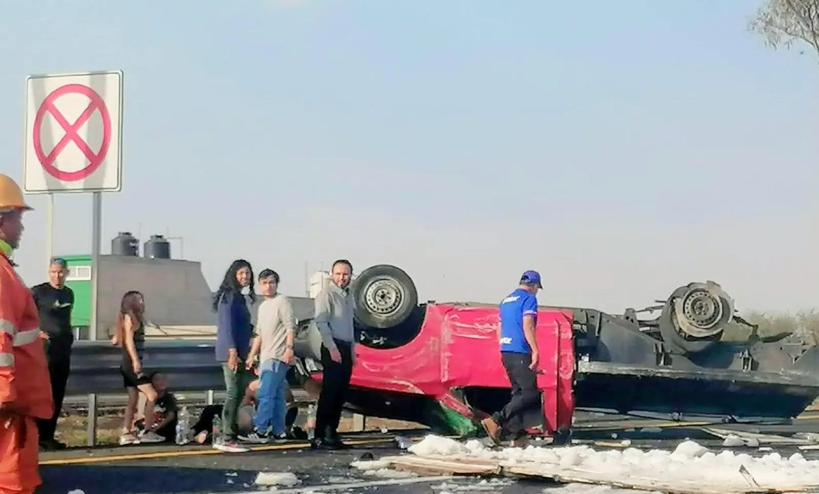 ¿Qué ocurrió realmente cuando una camioneta de hielo volcó en la autopista México-Pachuca? La impactante escena en Tecámac