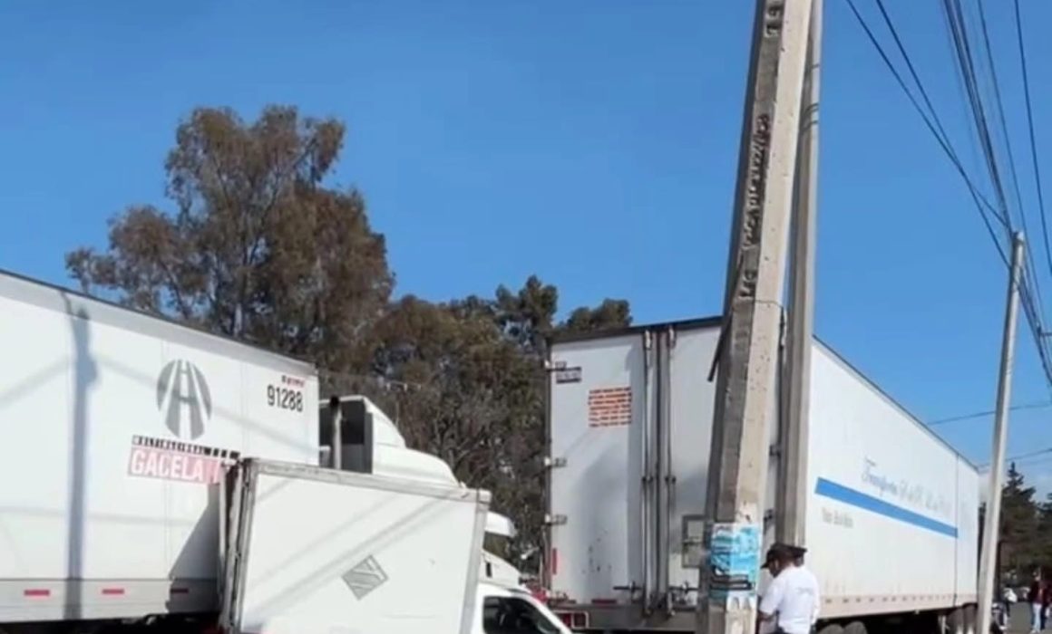 ¿Qué ocurrió realmente cuando una camioneta quedó atrapada entre dos tráileres en Toluca?