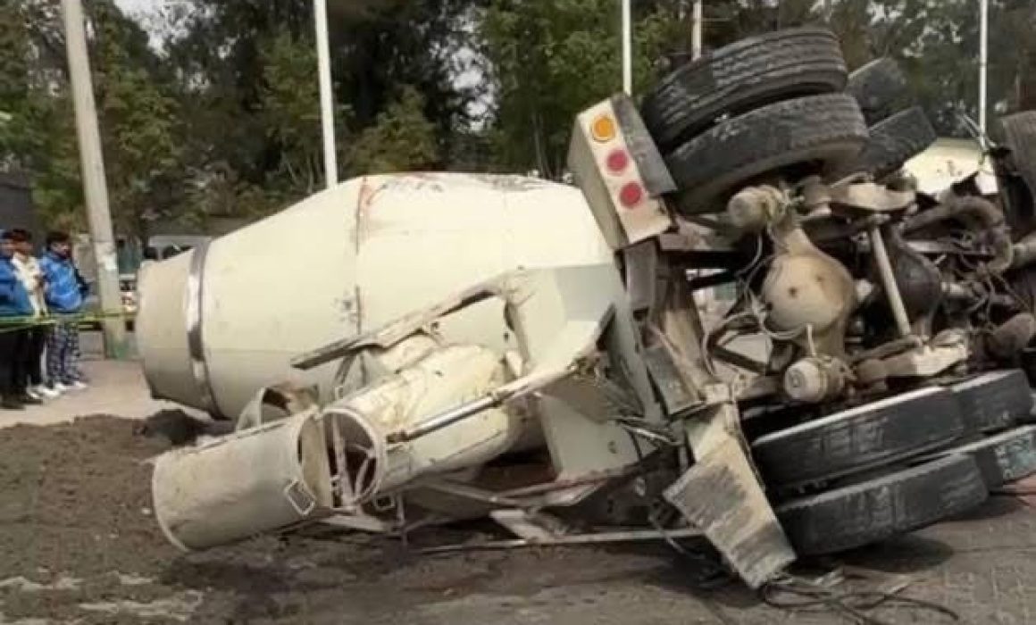 ¿Qué pasó cuando un revolvedora sin frenos arrasó en Almoloya de Juárez?