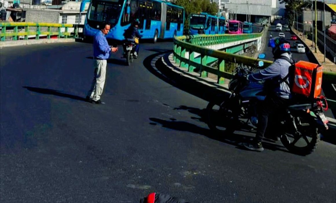 ¿Qué pasa cuando un motociclista invade el carril del Mexibús y termina arrollado? La impactante historia en Ecatepec