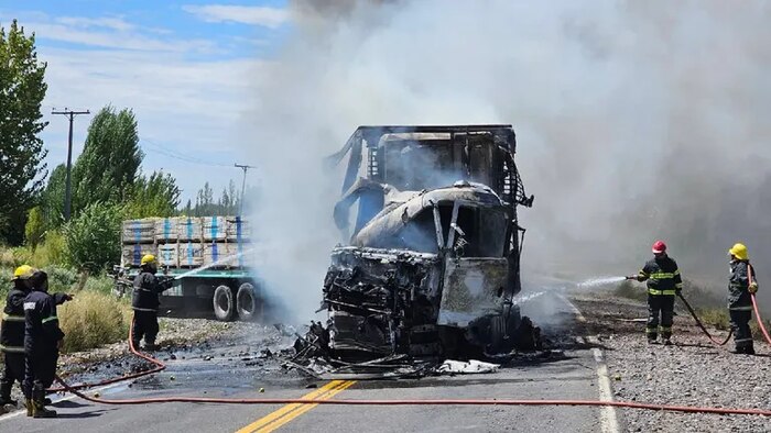 Río Negro: dos camiones chocan de frente en la Ruta 22 y uno se prende fuego, dejando tres heridos