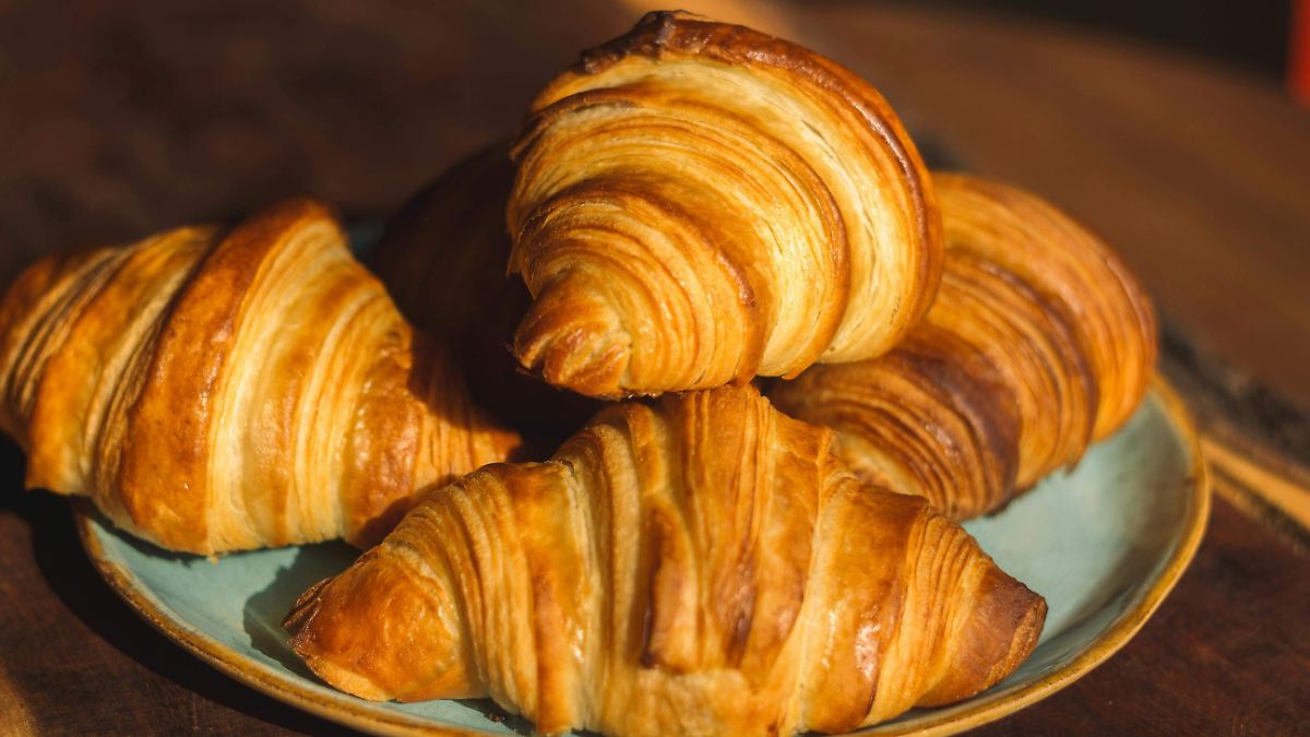 ¿Realmente el croissant es francés? La sorprendente historia del pan que nació en tiempos de guerra y conquistó el mundo