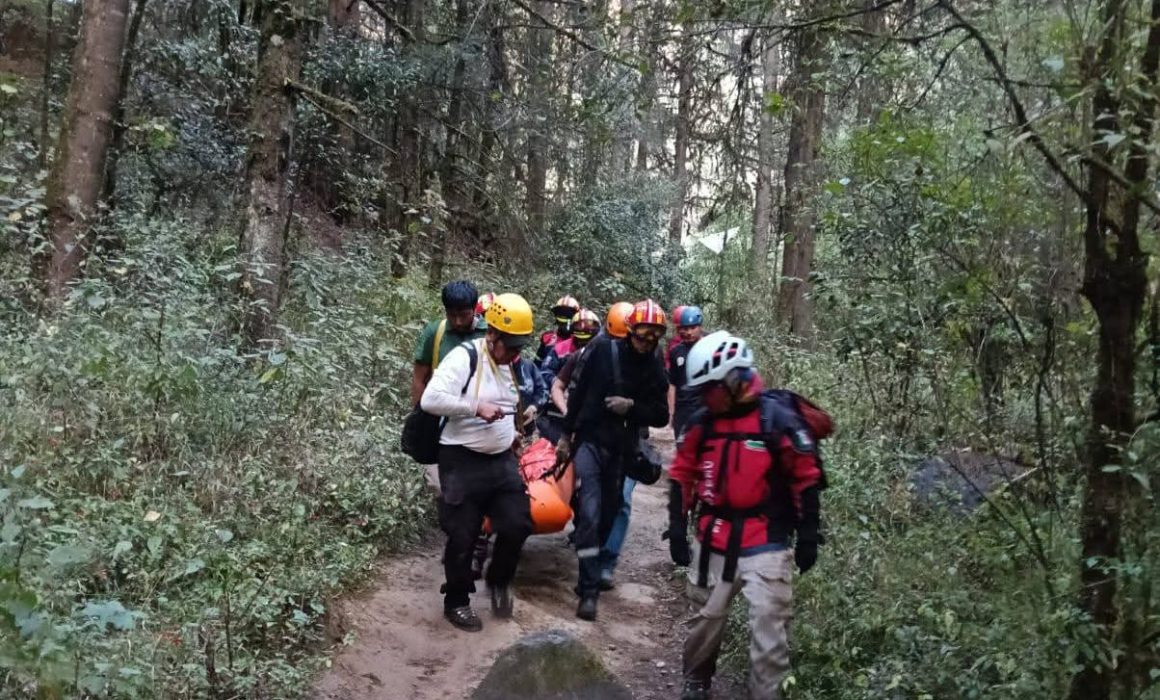 Rescatan a hombre lesionado tras caída en la Cascada de la Burbuja en Amecameca