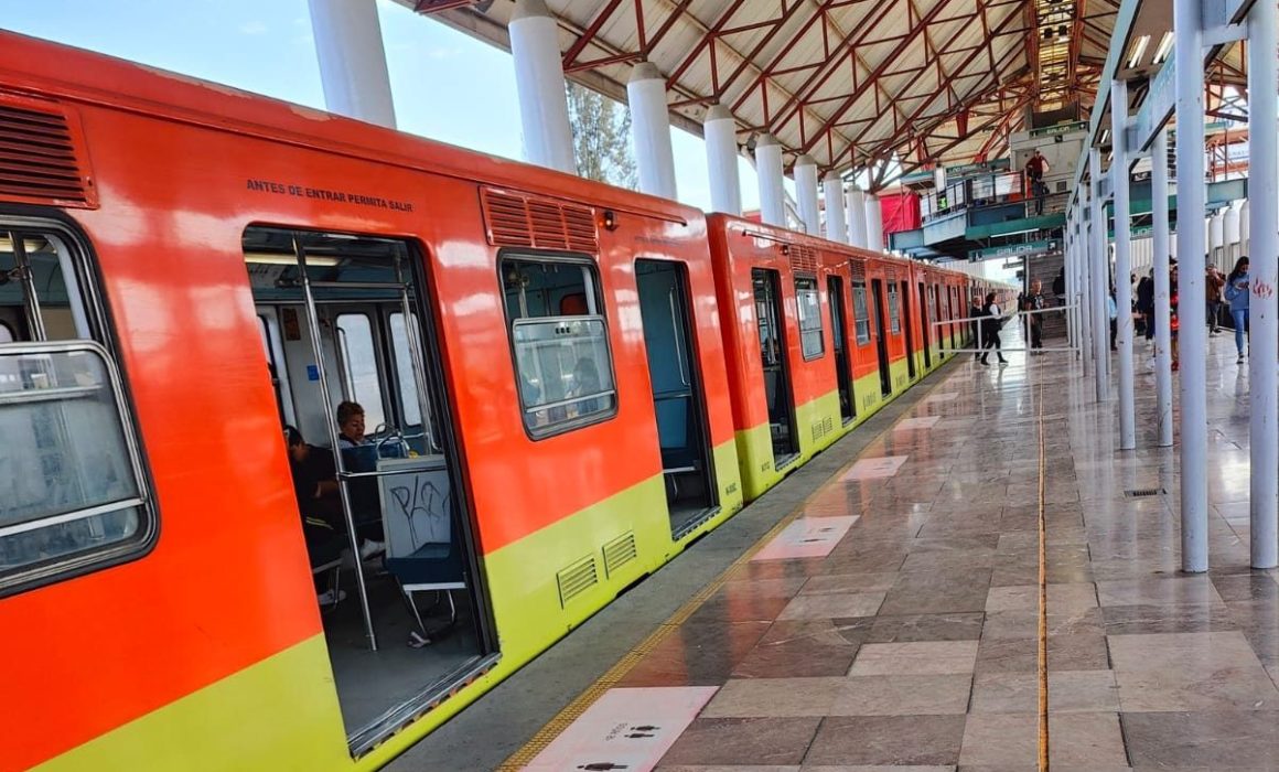 Rescatan a mujer que cayó a vías del Metro en estación Nezahualcóyotl en Estado de México