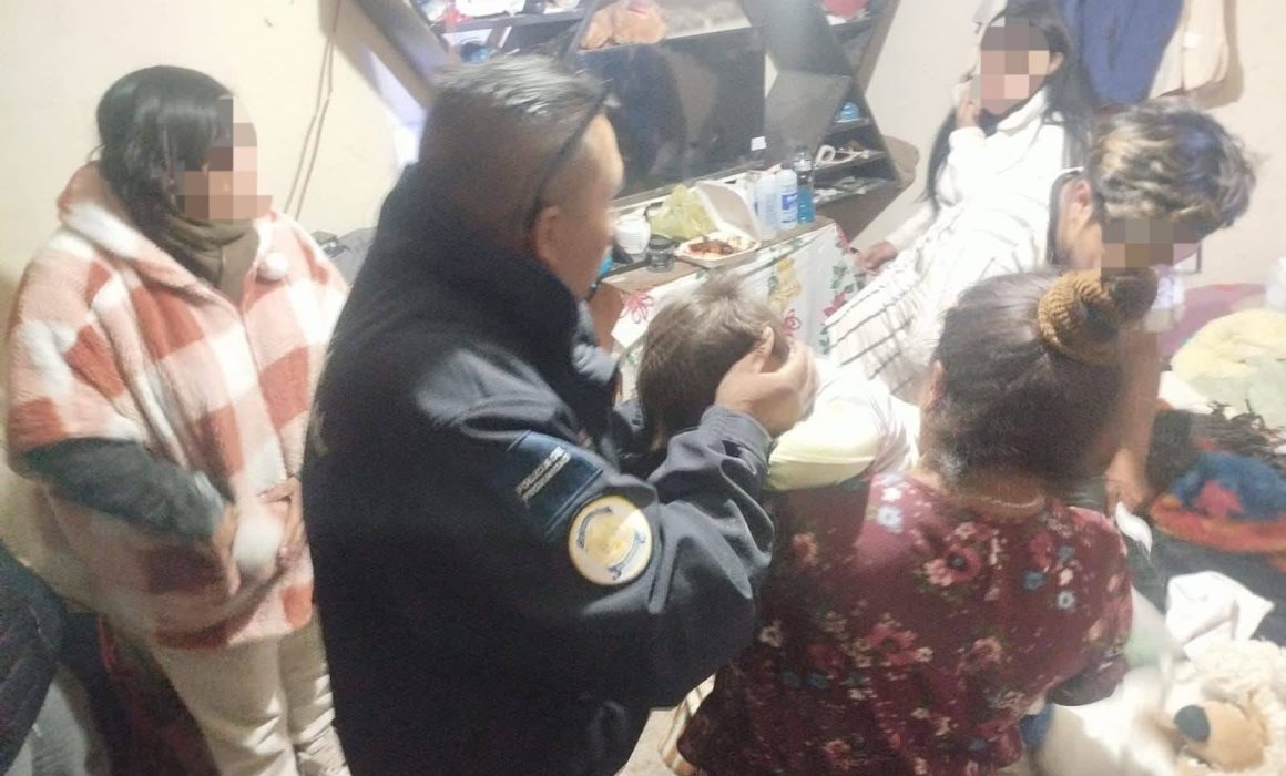 Rescatan en Metepec a menor de 2 años que cayó en zanja con agua en San Lucas Tunco