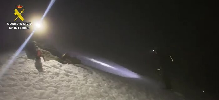 Rescate de la Guardia Civil a dos senderistas en el Pico de Dos Hermanas por hielo y nieve