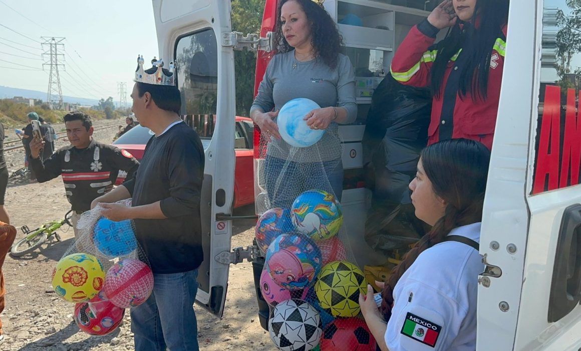 ¡Rescatistas llenan de ilusión a niños de Nezahualcóyotl en Día de Reyes!
