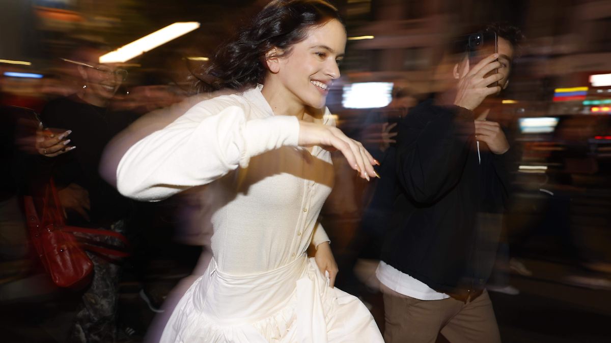 ¿Rosalía Revela Su Nuevo Amor? La Cantante Es Sorprendida Tomada de la Mano de una Modelo en París