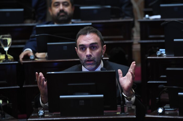 Senador Ezequiel Atauche respalda la aprobación de la reforma laboral en Argentina para promover la creación de pymes