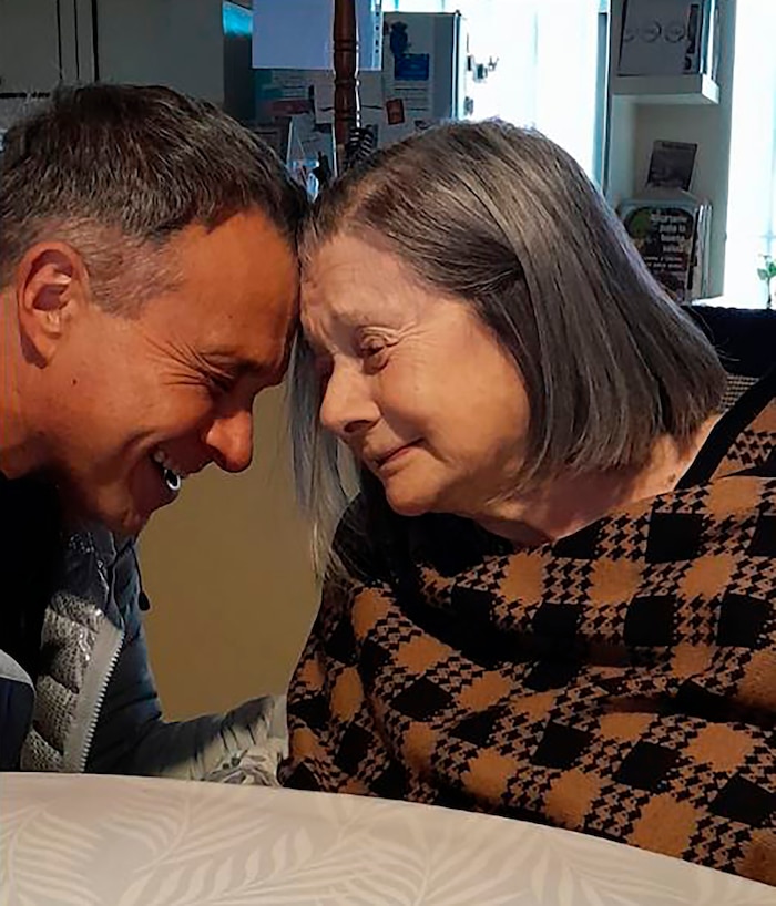 Sergio Lapegüe denuncia la violencia y violencia tras robo violento a su madre de 90 años en Banfield