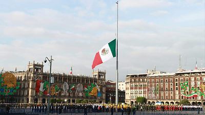 Sheinbaum rinde homenaje a víctimas de los sismos de 1985 y 2017 con acto en el Zócalo capitalino