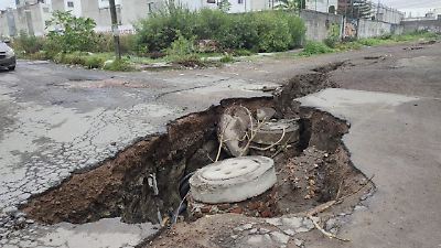 Socavón de gran tamaño en Ecatepec anega calles tras fuertes lluvias