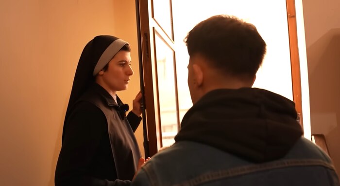 Sor Marta, monja benedictina, muestra el cementerio histórico de su monasterio en León