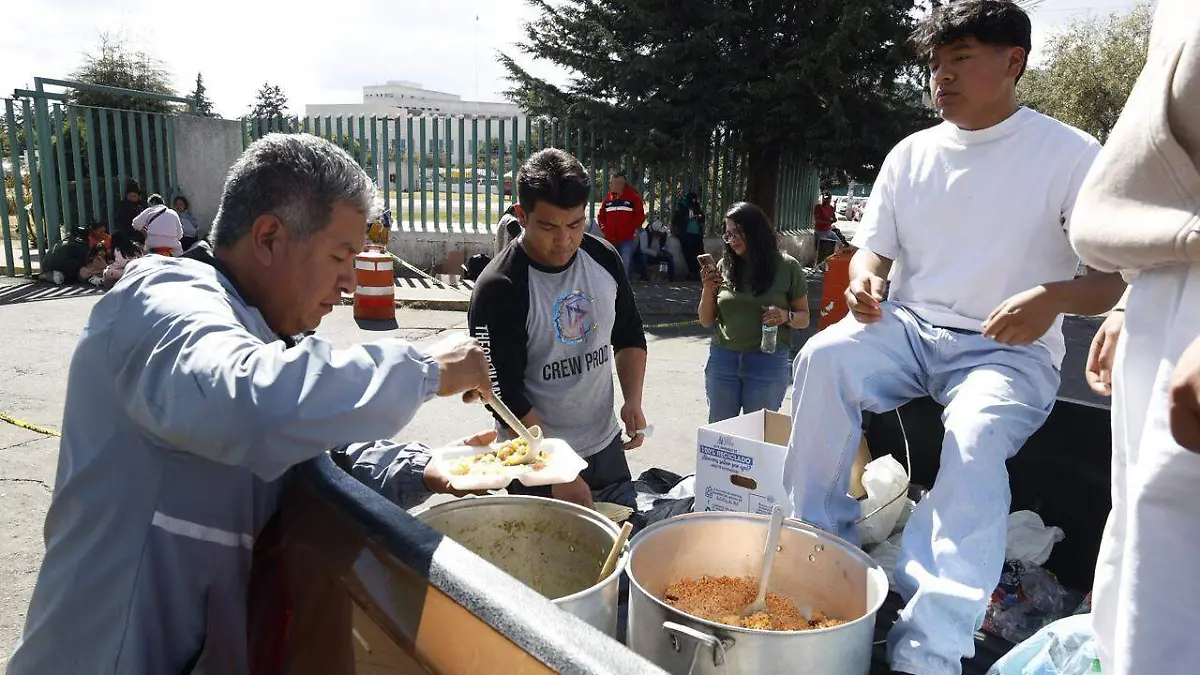 ¡Sorpresa Navideña en Toluca! Familia sorprende con comida frente al hospital en víspera de Año Nuevo