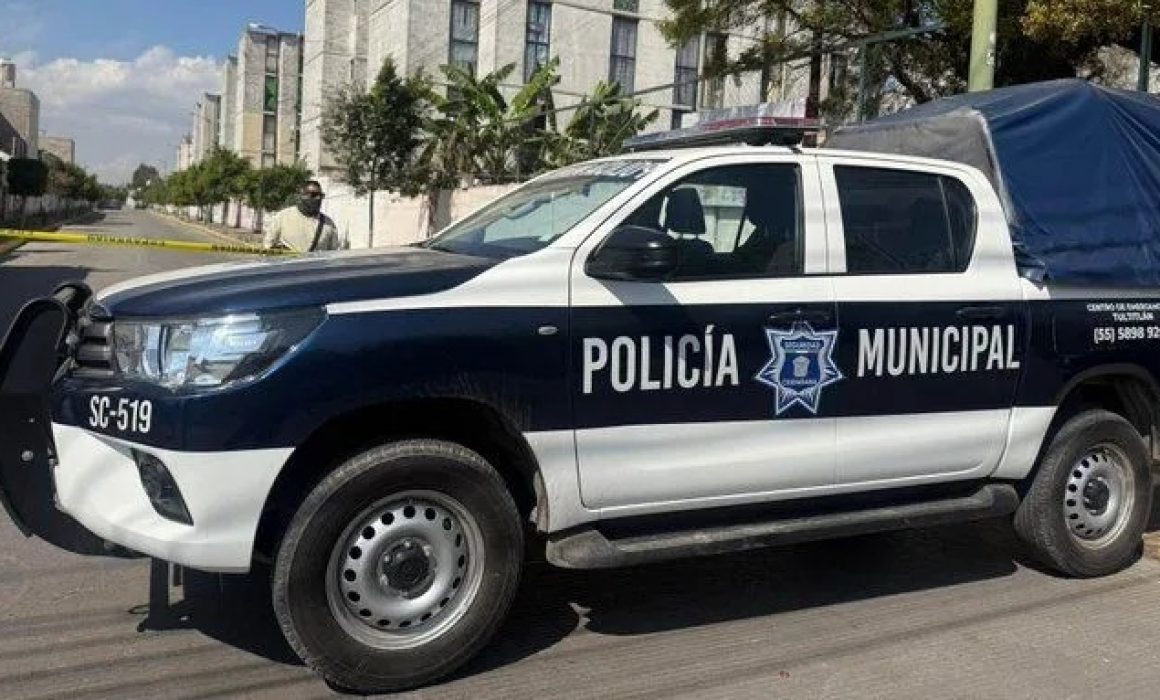 ¡Terrible hallazgo en Tultitlán! Restos humanos deben ser desenterrados en plena calle cerca de escuela