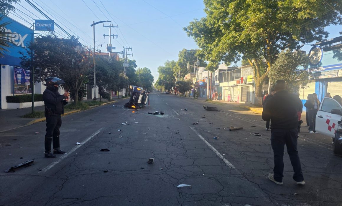 Toluca: Taxi y patrulla colisionan y vuelcan sin resultar heridos en la colonia Francisco Murguía