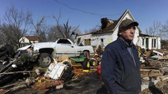 Tornados devastan regiones de Illinois e Indiana; equipos de emergencia refuerzan la ayuda a damnificados