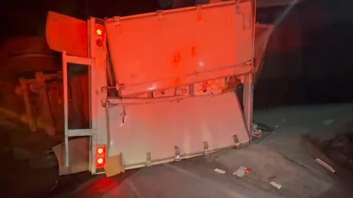 Tráiler con 20 toneladas de abarrotes vuelca en Viaducto Tlalpan, genera congestión vial hacia la México-Cuernavaca