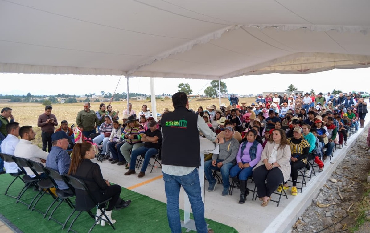 ¡Transformando comunidades! Adolfo Solís entrega 1.2 km de caminos encementados en Almoloya de Juárez