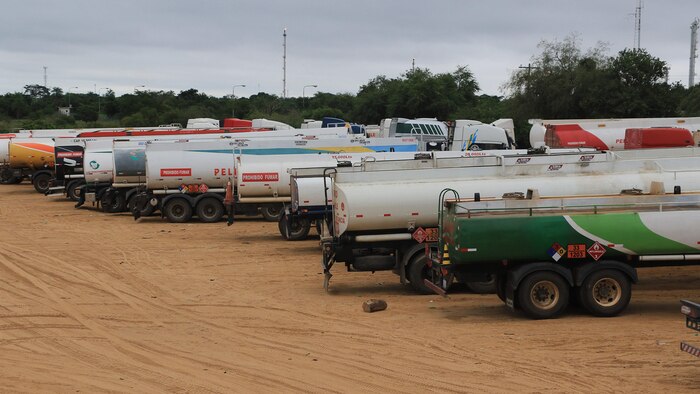 Transportistas bloquean rutas en Bolivia por mala calidad de gasolina y daños a vehículos