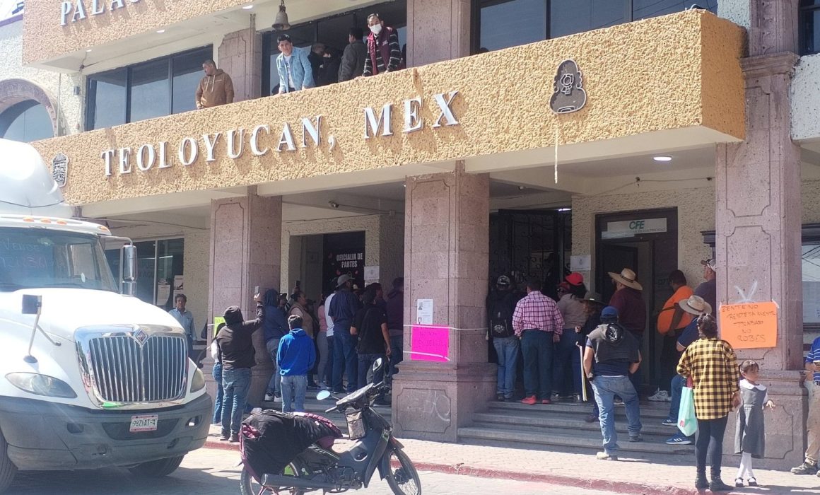 Transportistas de Teoloyucan cierran calles por rechazo al Bando Municipal 2026