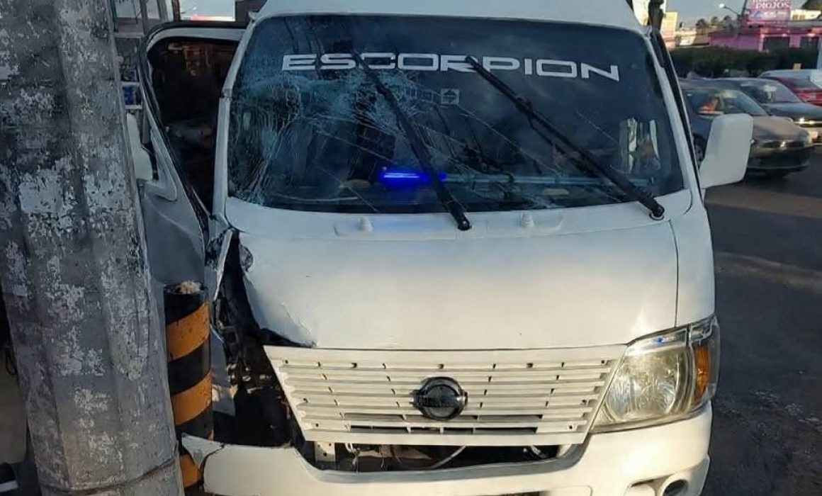 ¡Una combi descontrolada en Atizapán deja 17 heridos y revela un peligro oculto!