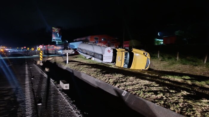 Vía Bogotá-Villavicencio permanece cerrada por volcamiento de camión y derrame de combustible