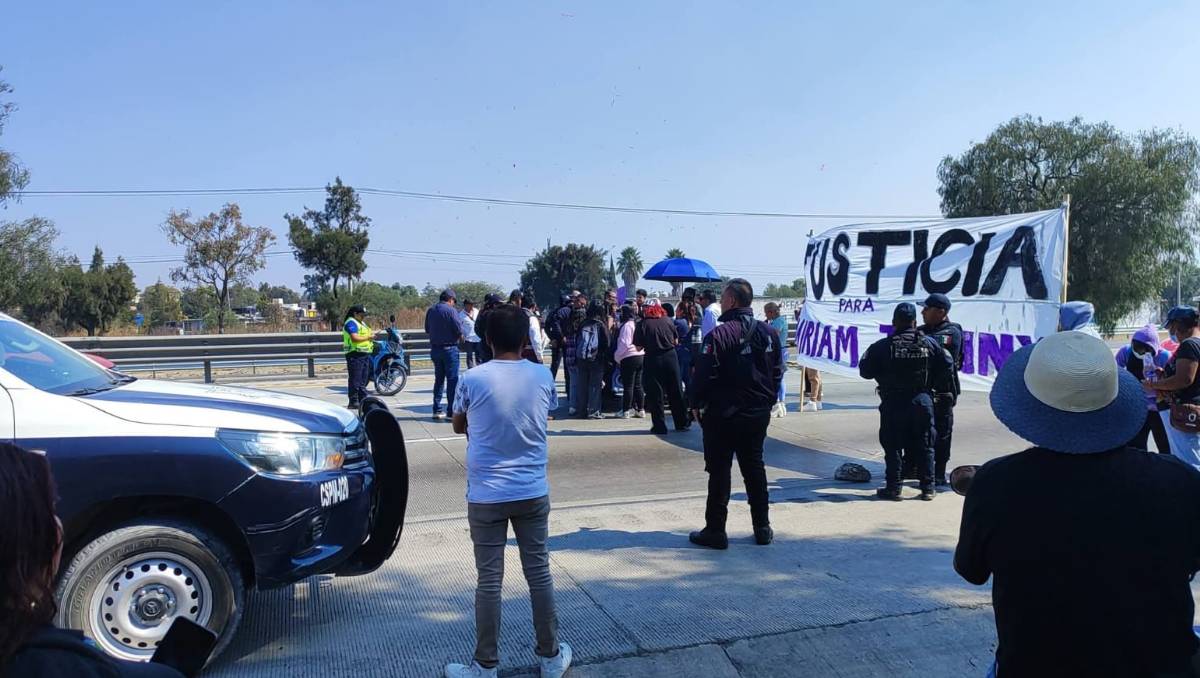 Vecinos de Coyotepec bloquean la México-Querétaro y exigen justicia por feminicidio y brutal violencia