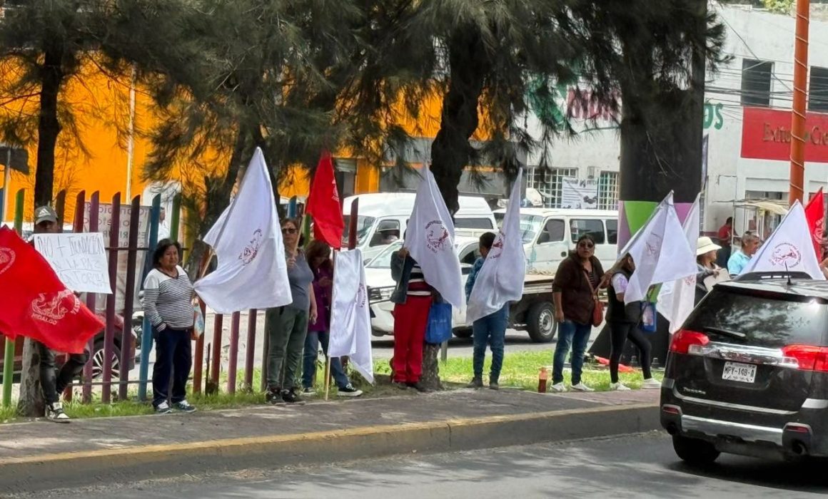 Vecinos de La Paz y Chicoloapan protestan por falta de atención y exigen reunión con Gobernadora