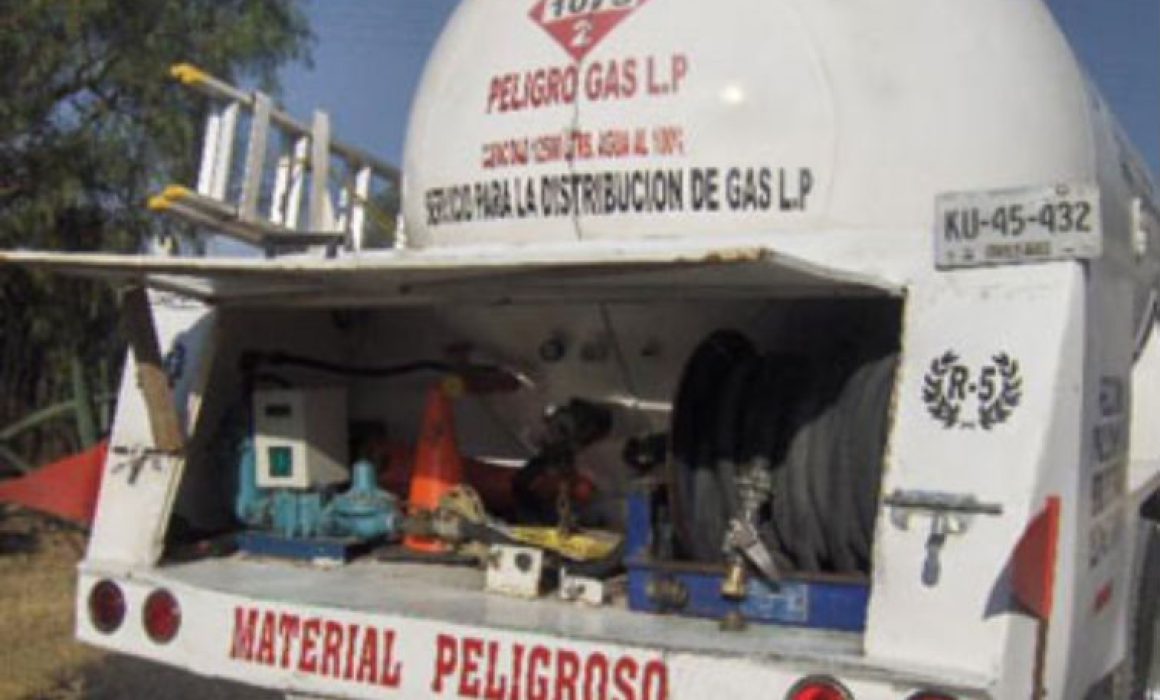 Vecinos de Los Reyes La Paz denuncian riesgo por estacionamiento de camiones de gas en zona habitacional