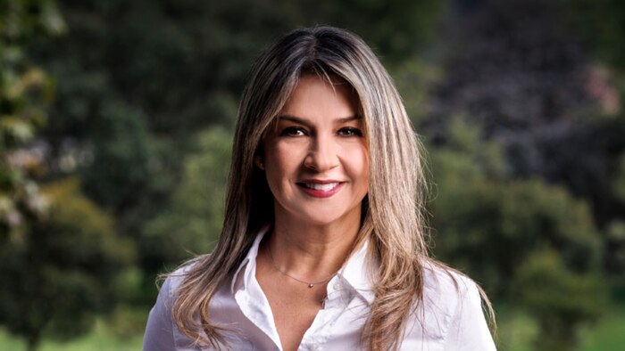 Vicky Dávila apoya aumento del salario mínimo en Colombia y pide recortar gasto público para beneficiar a los trabajadores