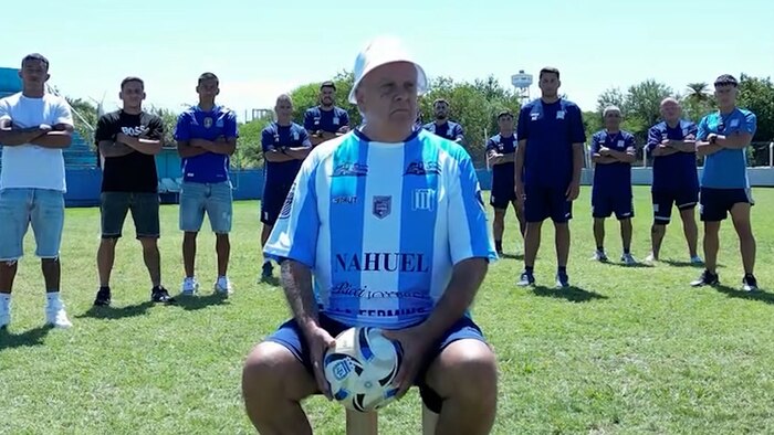 Victoriano Arenas lanza camiseta en estilo viral de la favela Rocinha con Luis Ventura como protagonista