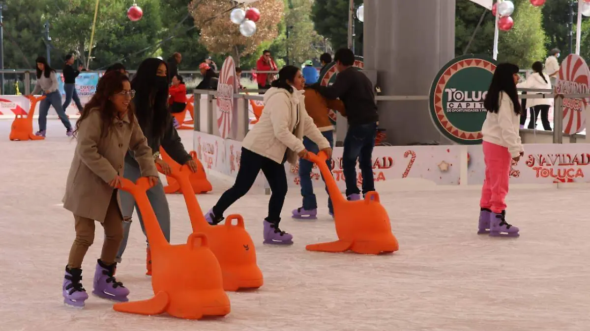¡Vive la magia del hielo gratis en Toluca! Todo lo que necesitas saber sobre la pista en la Plaza de los Mártires
